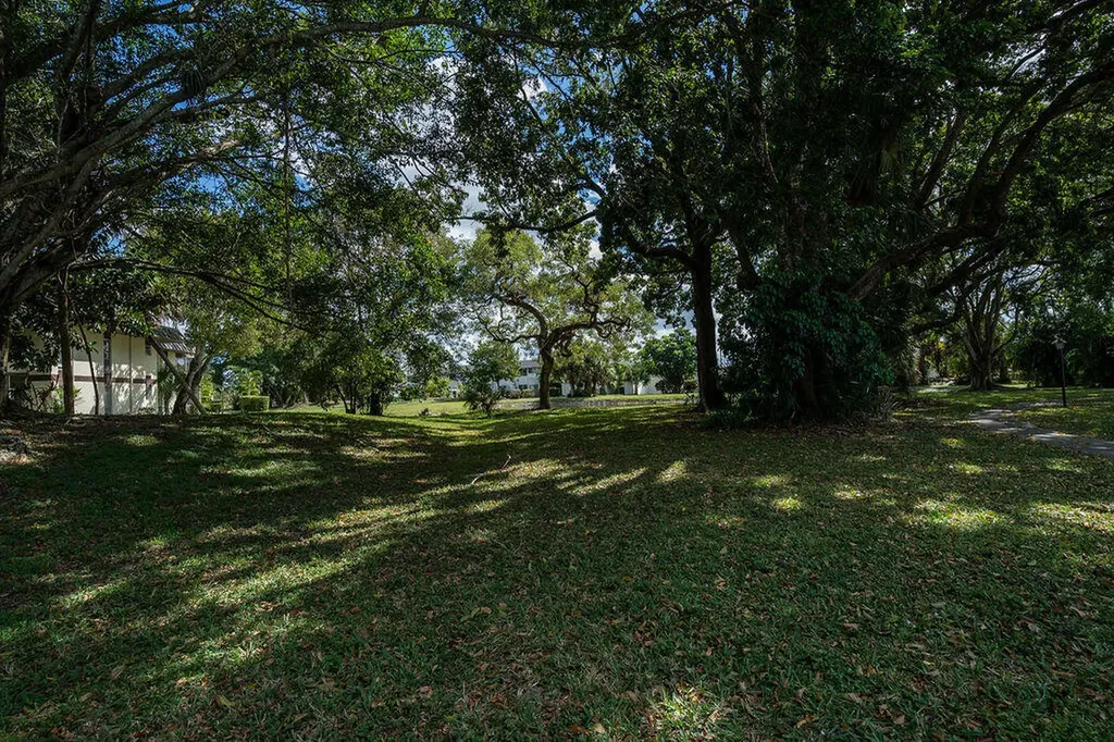 2 Greenway Village N Royal Palm Beach FL 33411