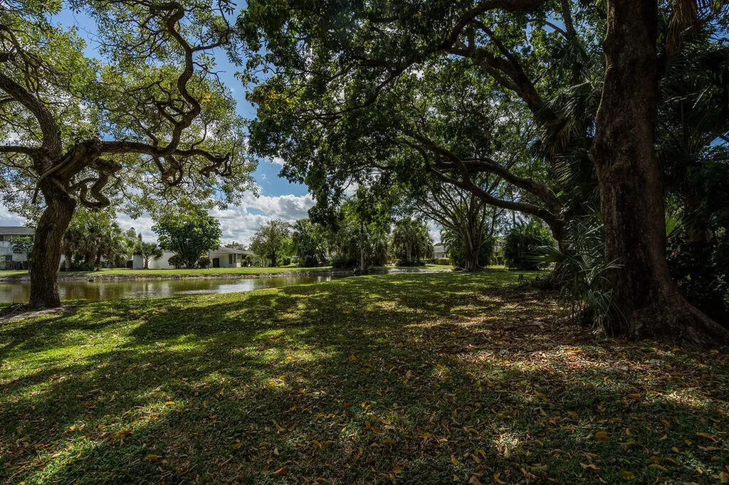 2 Greenway Village N Royal Palm Beach FL 33411