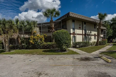 2 Greenway Village N Royal Palm Beach FL 33411
