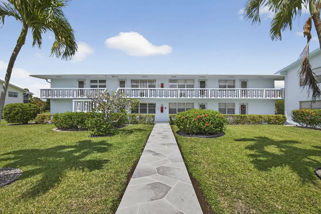 106 Camden E West Palm Beach FL 33417