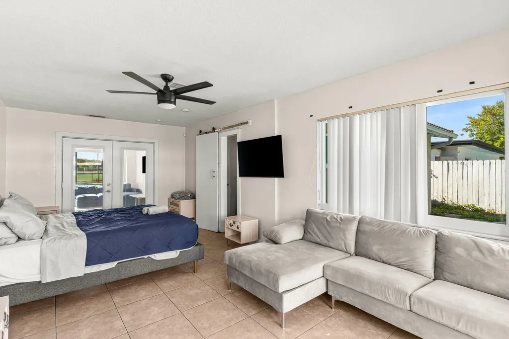 1121 N 66th Terrace Hollywood FL 33024