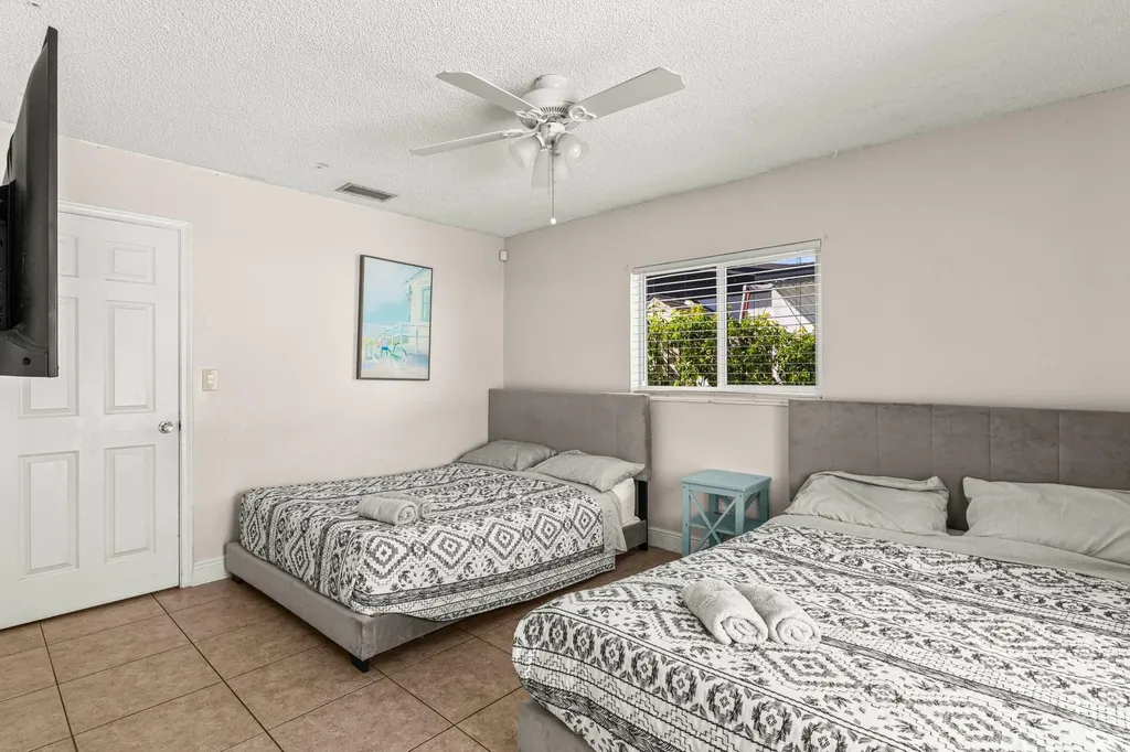 1121 N 66th Terrace Hollywood FL 33024