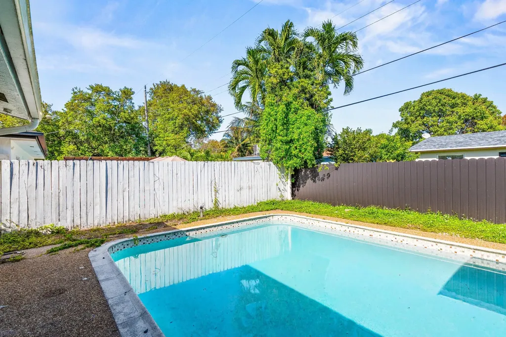 1121 N 66th Terrace Hollywood FL 33024