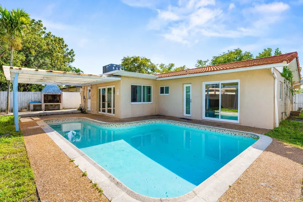 1121 N 66th Terrace Hollywood FL 33024