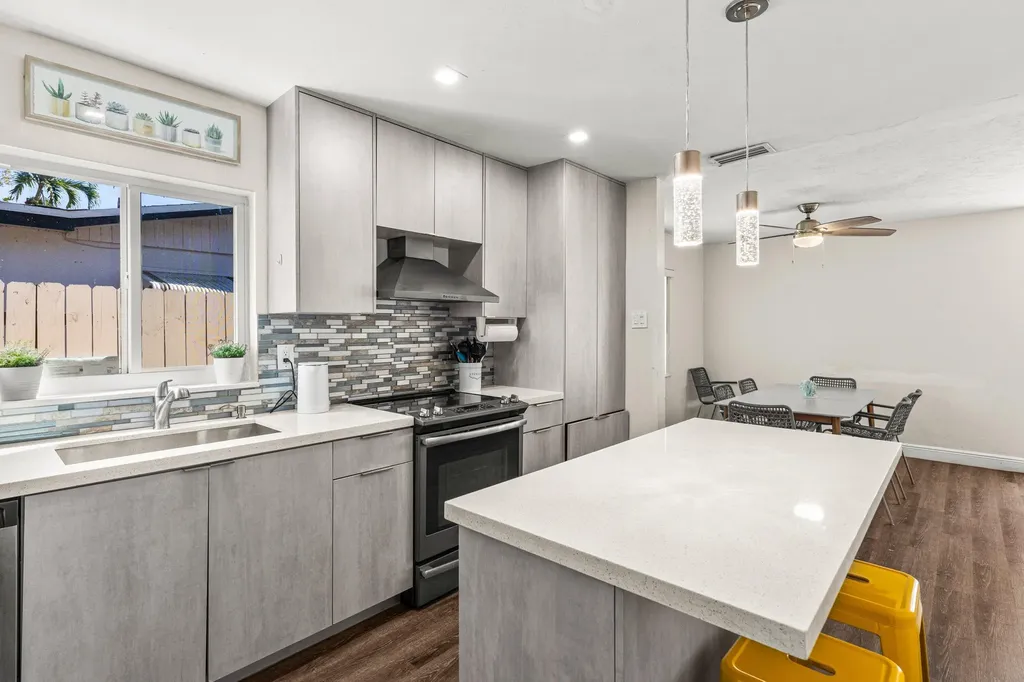 1121 N 66th Terrace Hollywood FL 33024