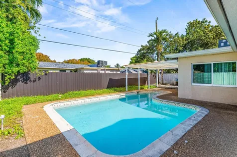 1121 N 66th Terrace Hollywood FL 33024
