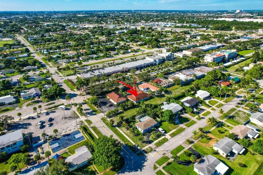 705 Park Avenue Lake Park FL 33403