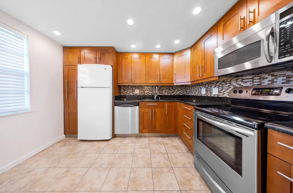 575 Oaks Lane Pompano Beach FL 33069