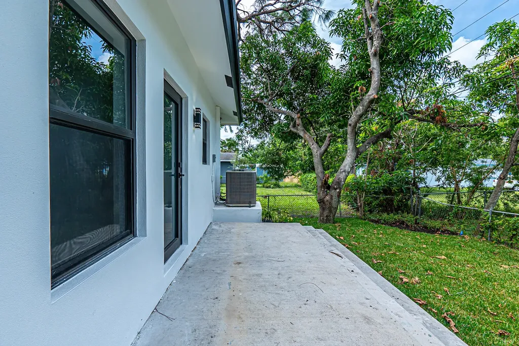 2725 NW 7th Street Fort Lauderdale FL 33311
