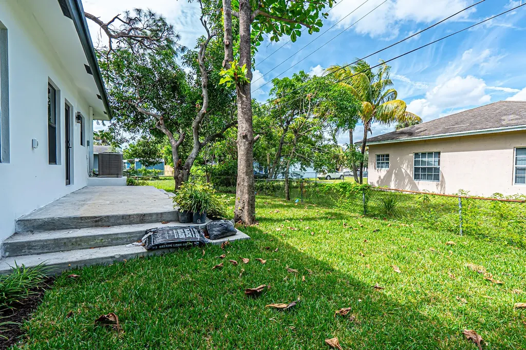 2725 NW 7th Street Fort Lauderdale FL 33311