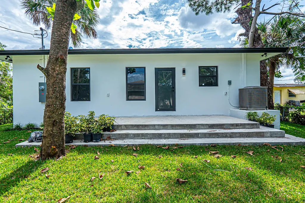 2725 NW 7th Street Fort Lauderdale FL 33311