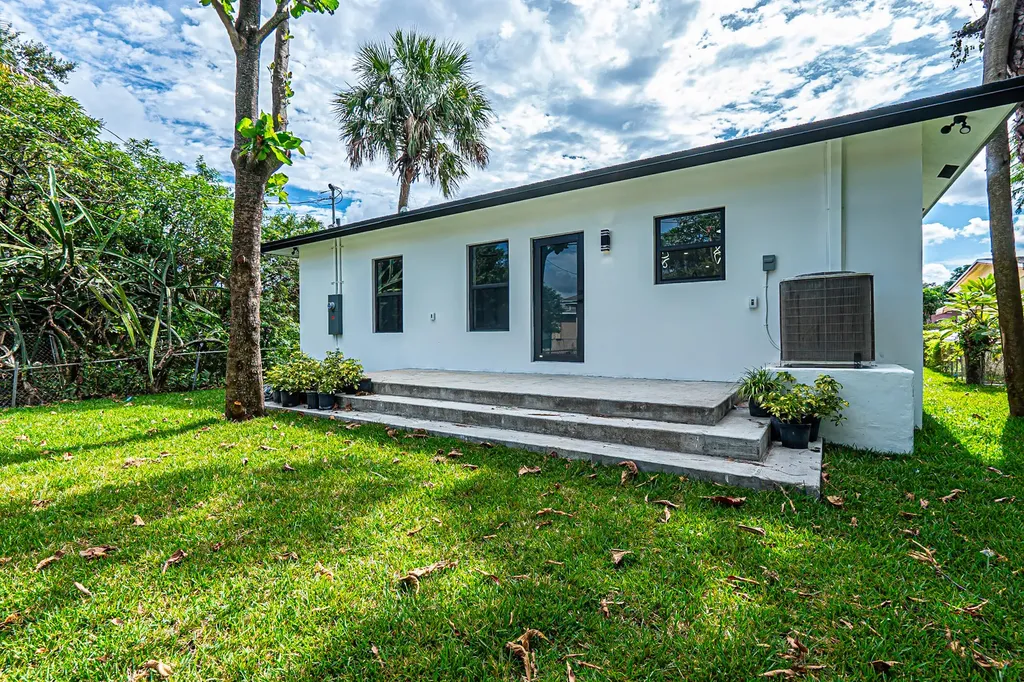 2725 NW 7th Street Fort Lauderdale FL 33311