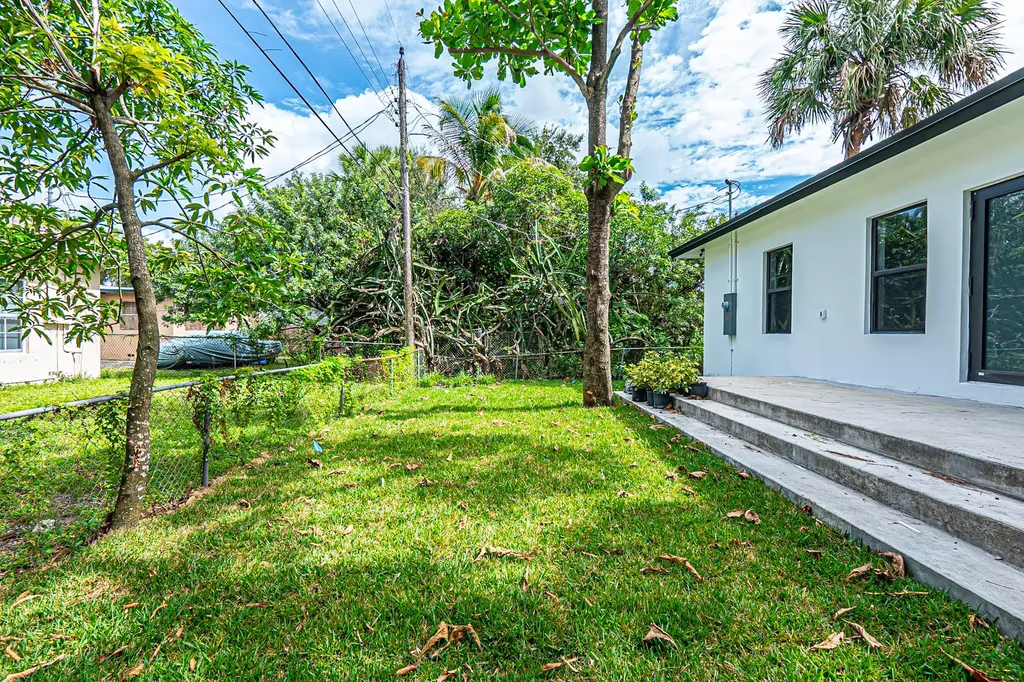 2725 NW 7th Street Fort Lauderdale FL 33311