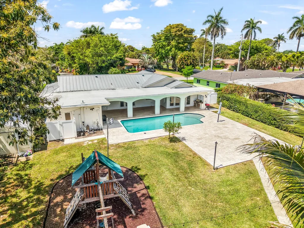 1120 E Tropical Way Plantation FL 33317