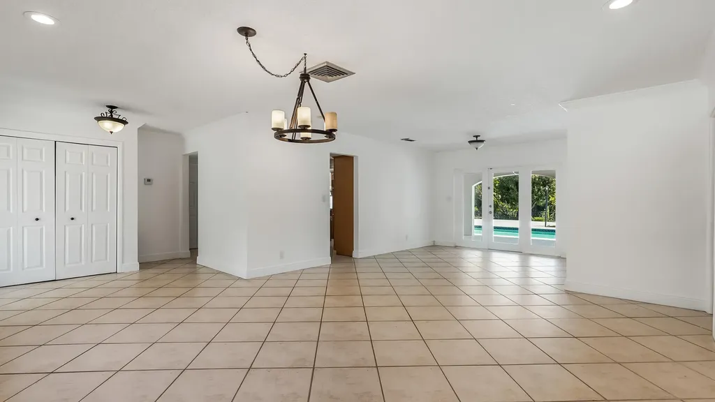 1120 E Tropical Way Plantation FL 33317