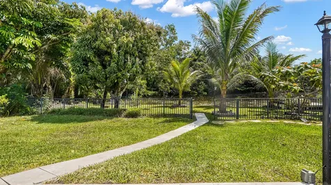 1120 E Tropical Way Plantation FL 33317