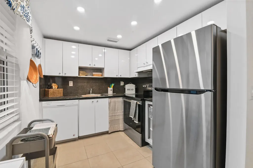 389 Capri Delray Beach FL 33484