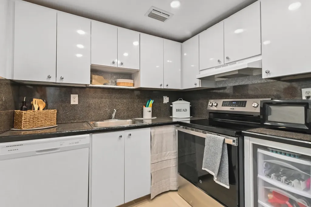 389 Capri Delray Beach FL 33484