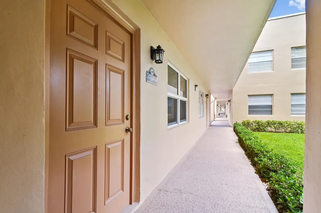 389 Capri Delray Beach FL 33484