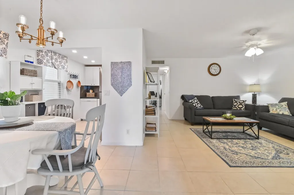389 Capri Delray Beach FL 33484