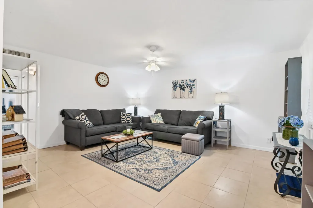389 Capri Delray Beach FL 33484