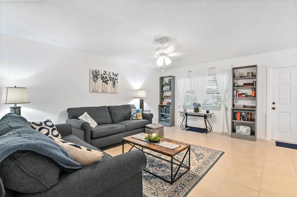 389 Capri Delray Beach FL 33484