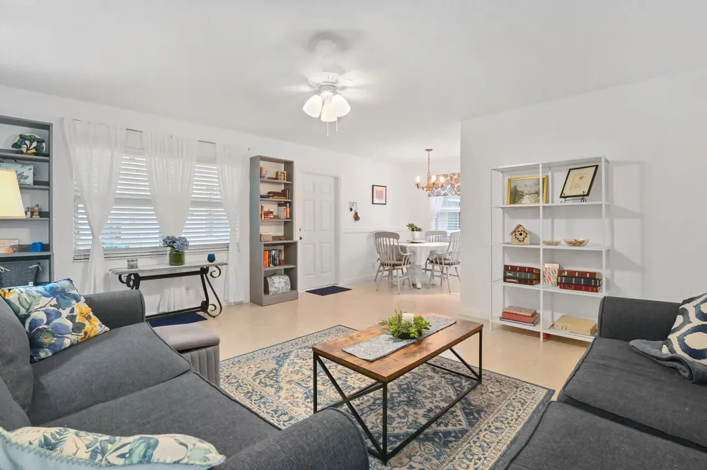 389 Capri Delray Beach FL 33484