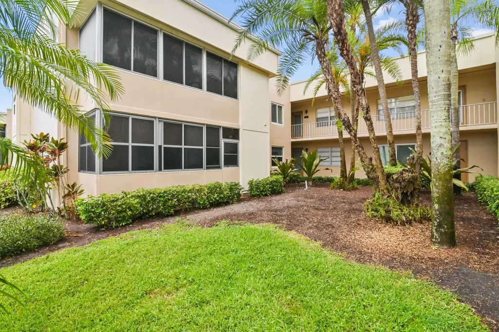 389 Capri Delray Beach FL 33484