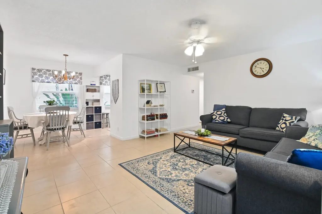389 Capri Delray Beach FL 33484