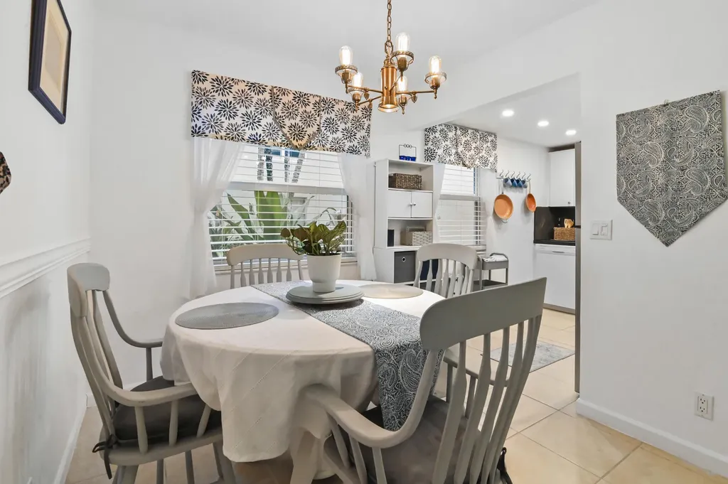 389 Capri Delray Beach FL 33484
