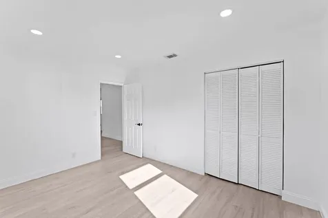699 NE 40th Street Oakland Park FL 33334