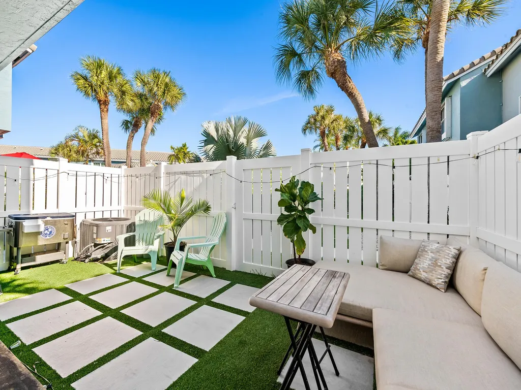 1074 Jeffery Street Boca Raton FL 33487