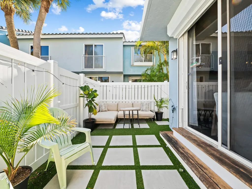 1074 Jeffery Street Boca Raton FL 33487