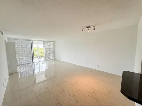 605 Oaks Drive Pompano Beach FL 33069