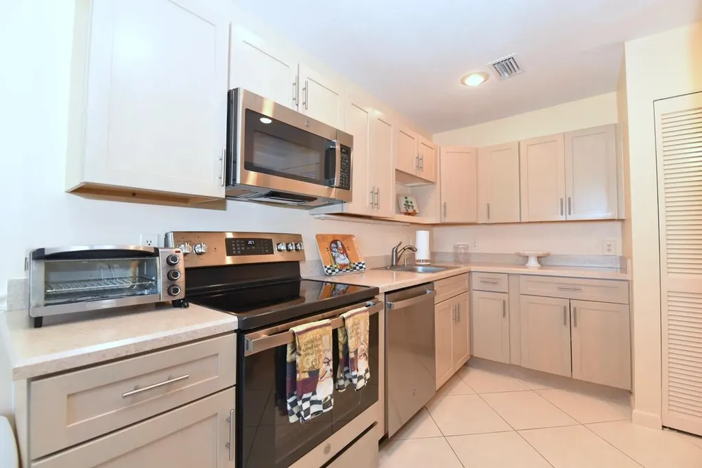 17 E Stratford Drive Drive E Boynton Beach FL 33436