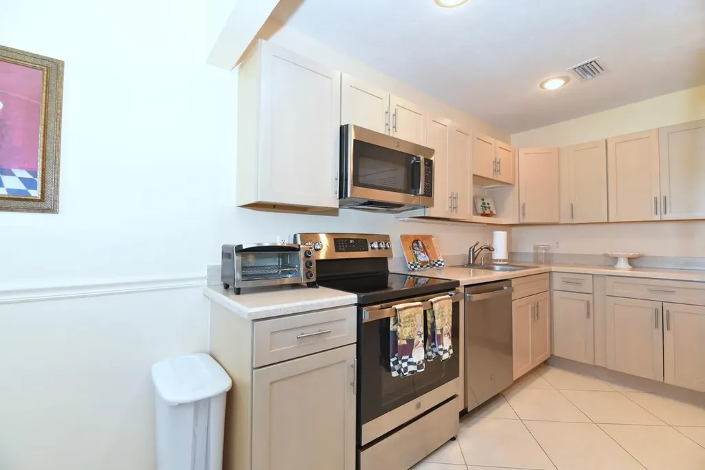 17 E Stratford Drive Drive E Boynton Beach FL 33436
