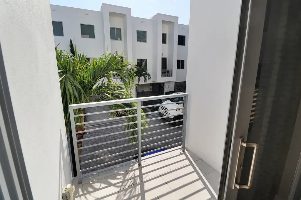 4033 NW 17th Way Boca Raton FL 33431