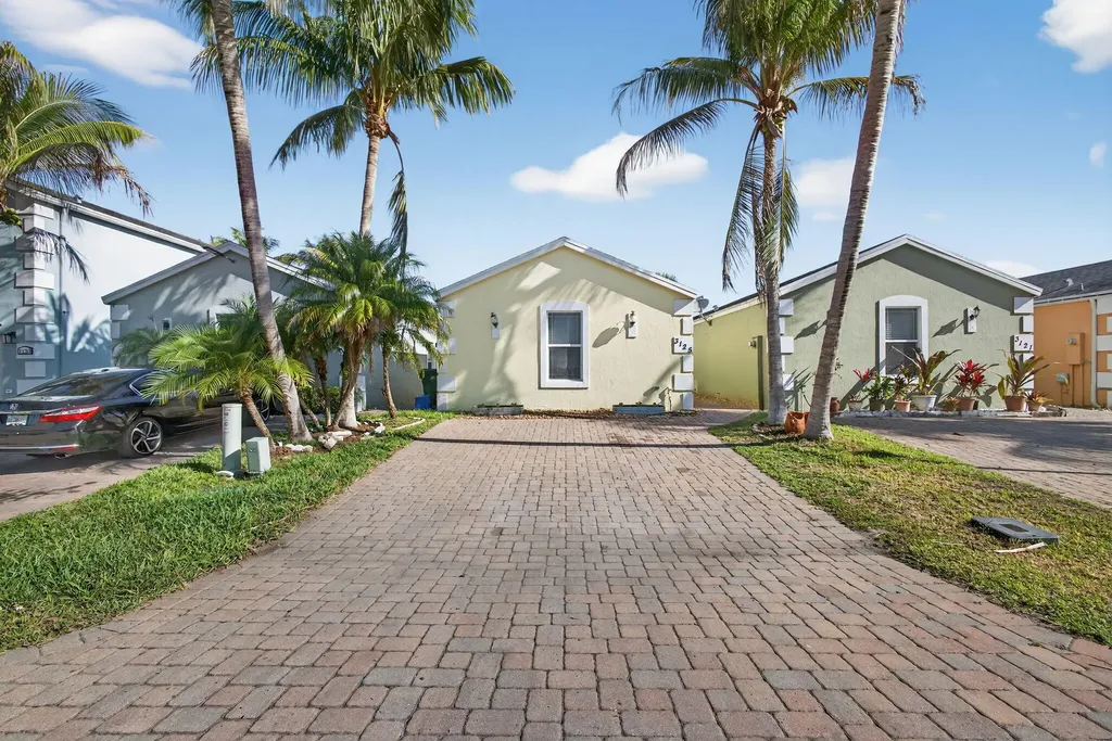 3125 Shelby Way Palm Springs FL 33461