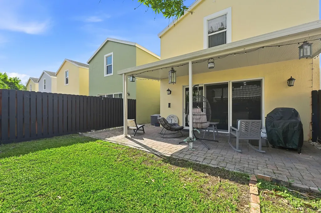 3221 Johns Place Palm Springs FL 33461