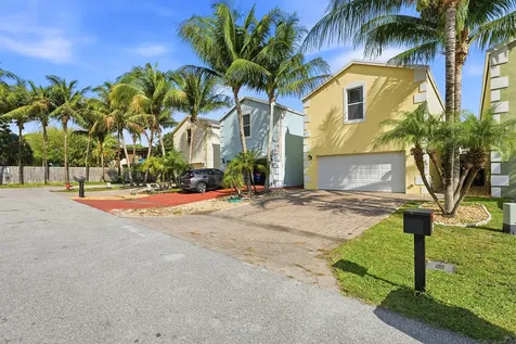 3221 Johns Place Palm Springs FL 33461