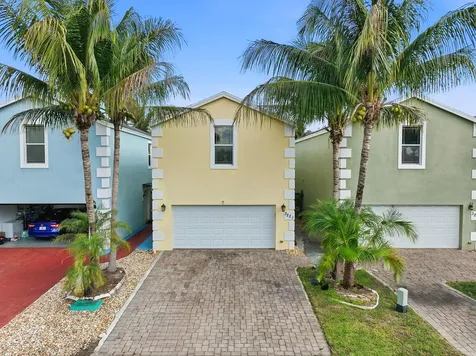 3221 Johns Place Palm Springs FL 33461