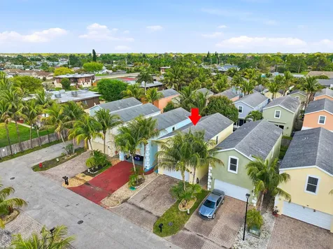 3221 Johns Place Palm Springs FL 33461
