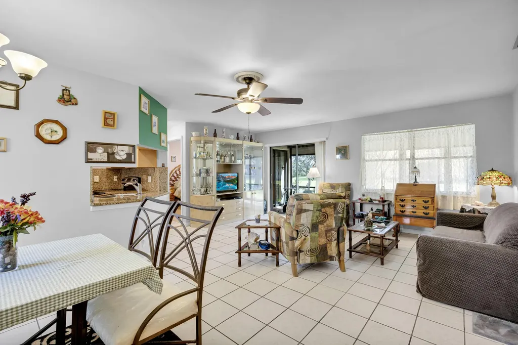 3 Vía De Casas Sur Boynton Beach FL 33426