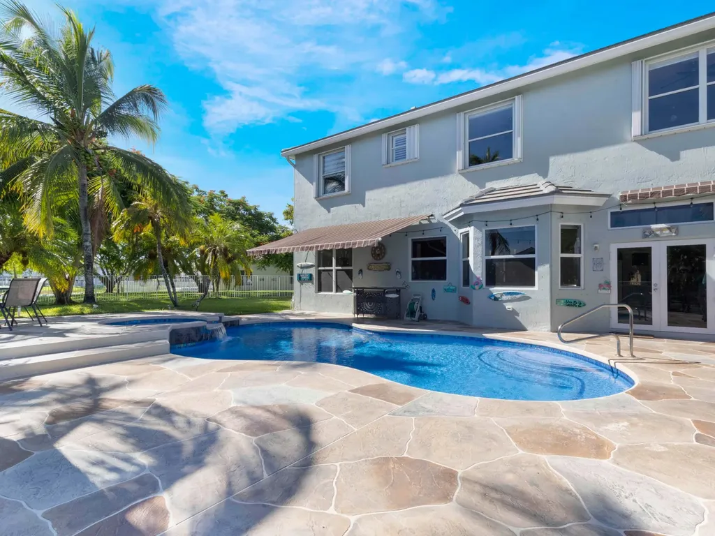 6025 Indian Forest Circle Lake Worth FL 33463