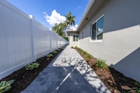 2001 NE 17th Way Fort Lauderdale FL 33305