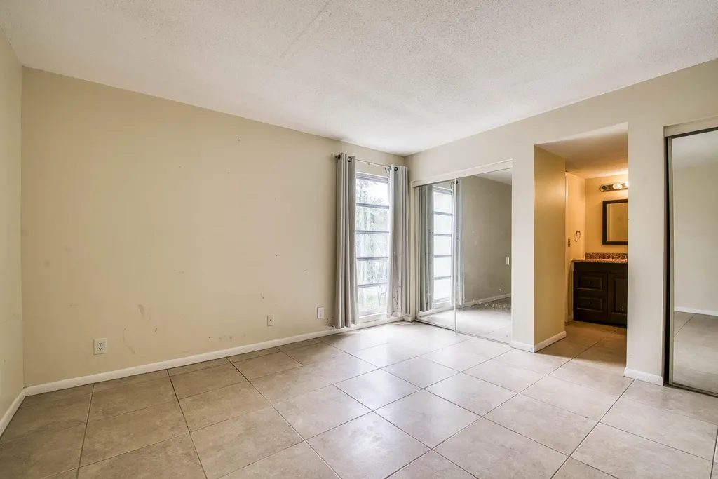2528 Boundbrook Drive S West Palm Beach FL 33406