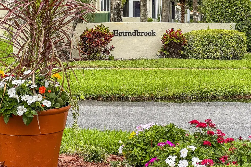 2528 Boundbrook Drive S West Palm Beach FL 33406