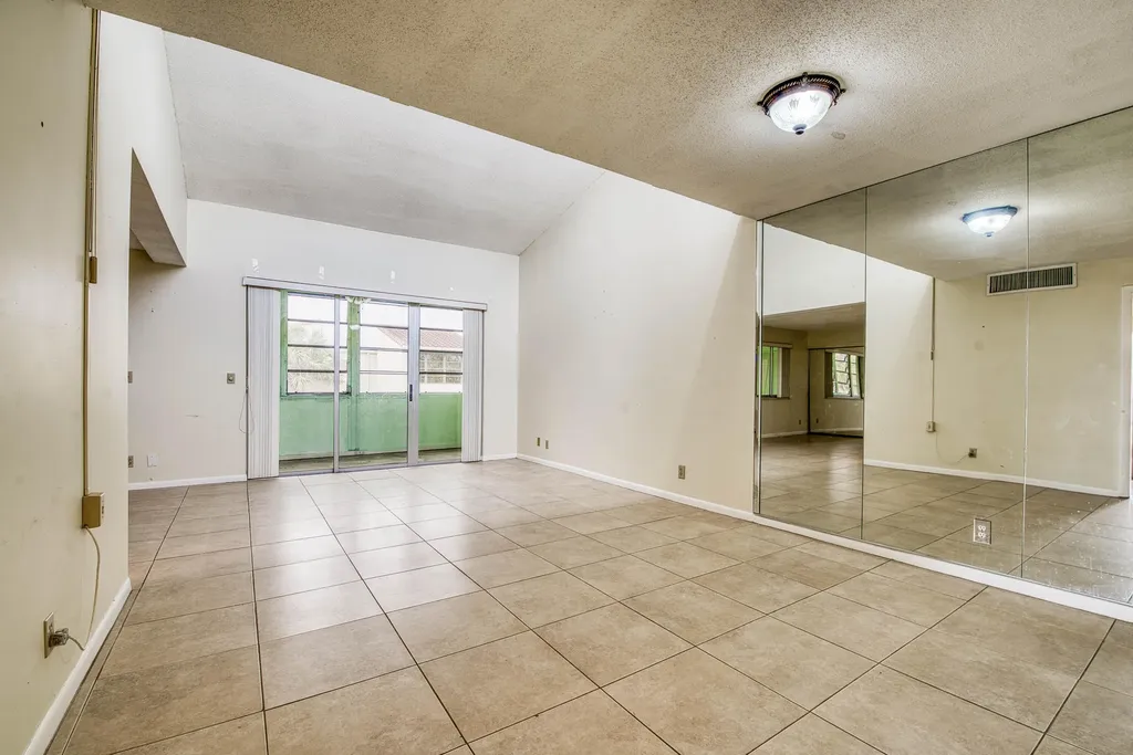 2528 Boundbrook Drive S West Palm Beach FL 33406
