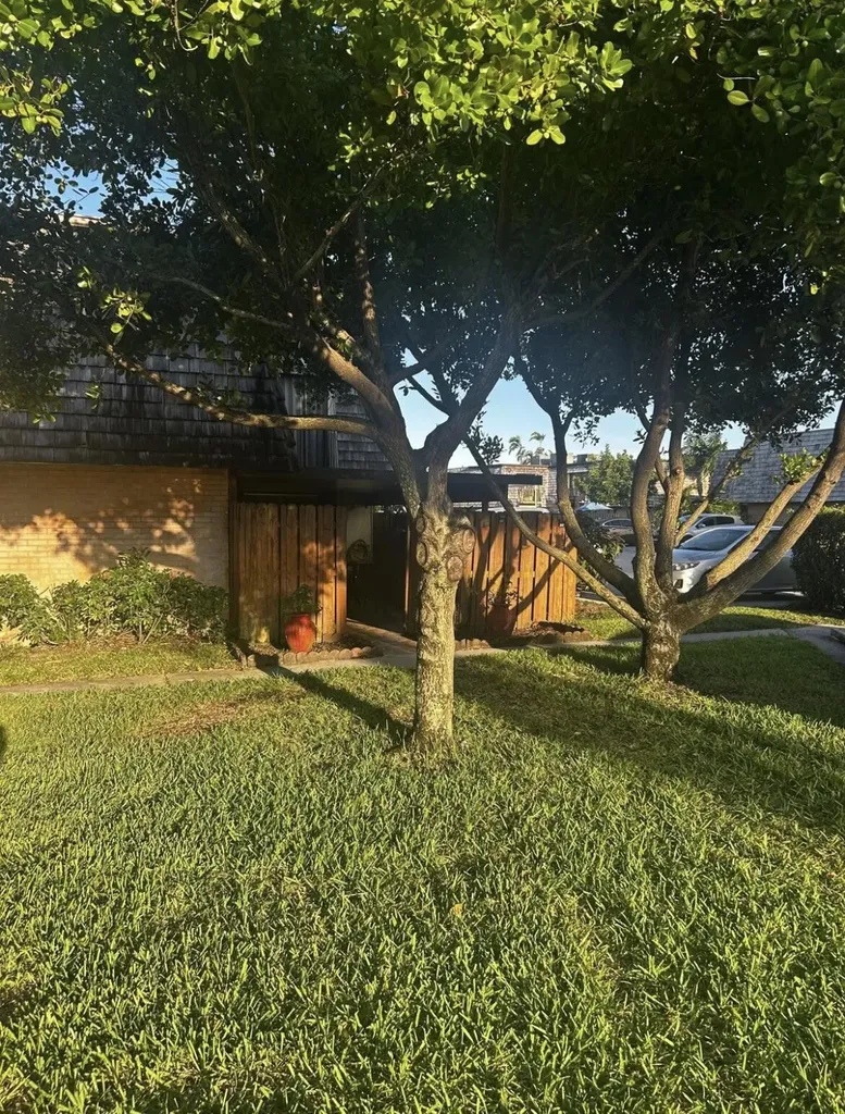 341 Lake Arbor Drive Palm Springs FL 33461