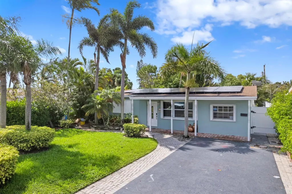702 W Bloxham Street Lantana FL 33462